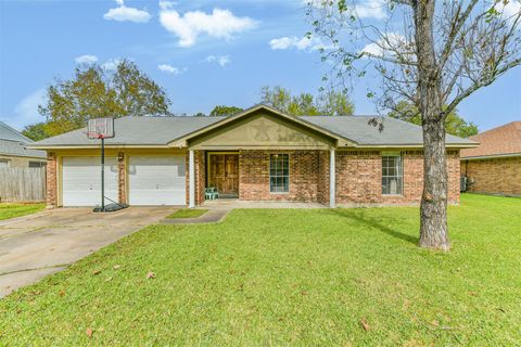 Photo of 5526 Thornwood Circle, Dickinson, TX 77539 (MLS # 40686347)