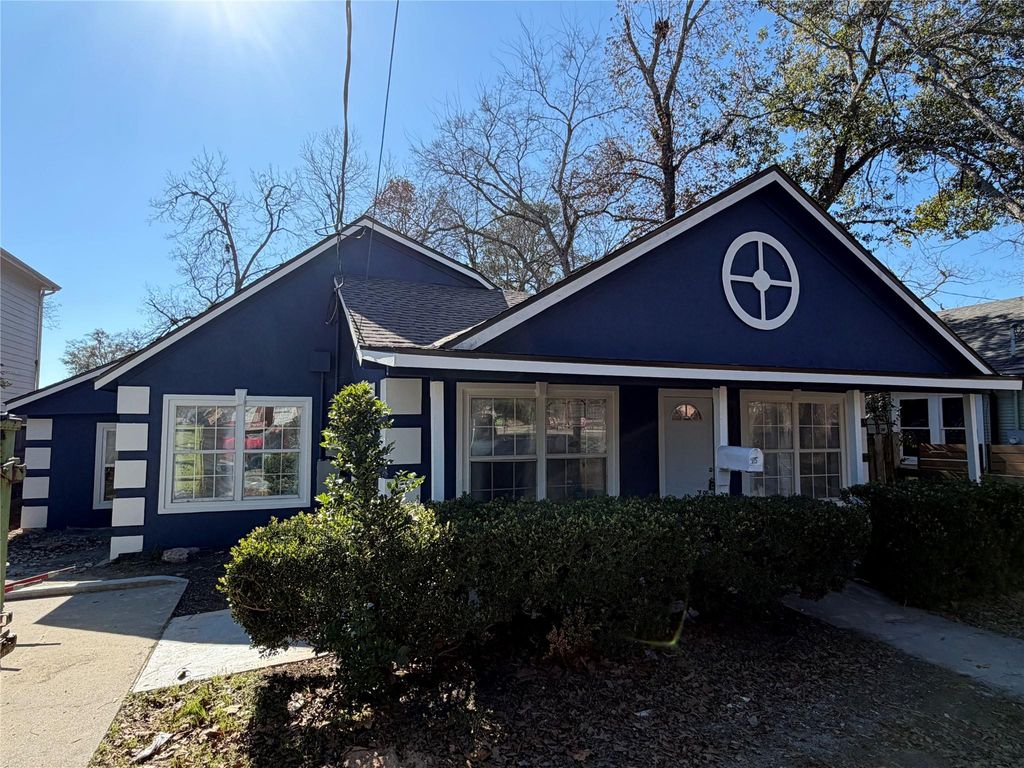 Photo of 915 W Lewis Street, Conroe, TX 77301 (MLS # 98721932)