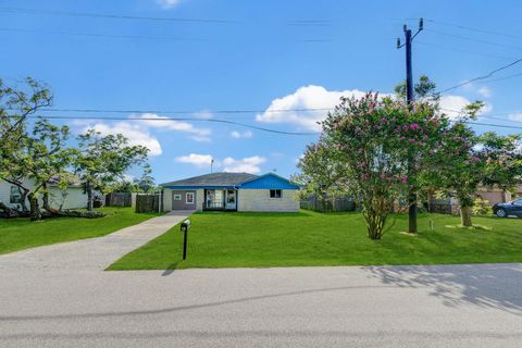 Photo of 131 Lakewood Drive, Clute, TX 77531 (MLS # 381606)