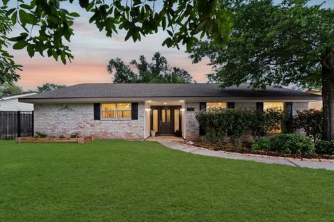 Photo of 1918 Stebbins Drive, Houston, TX 77043 (MLS # 73045773)