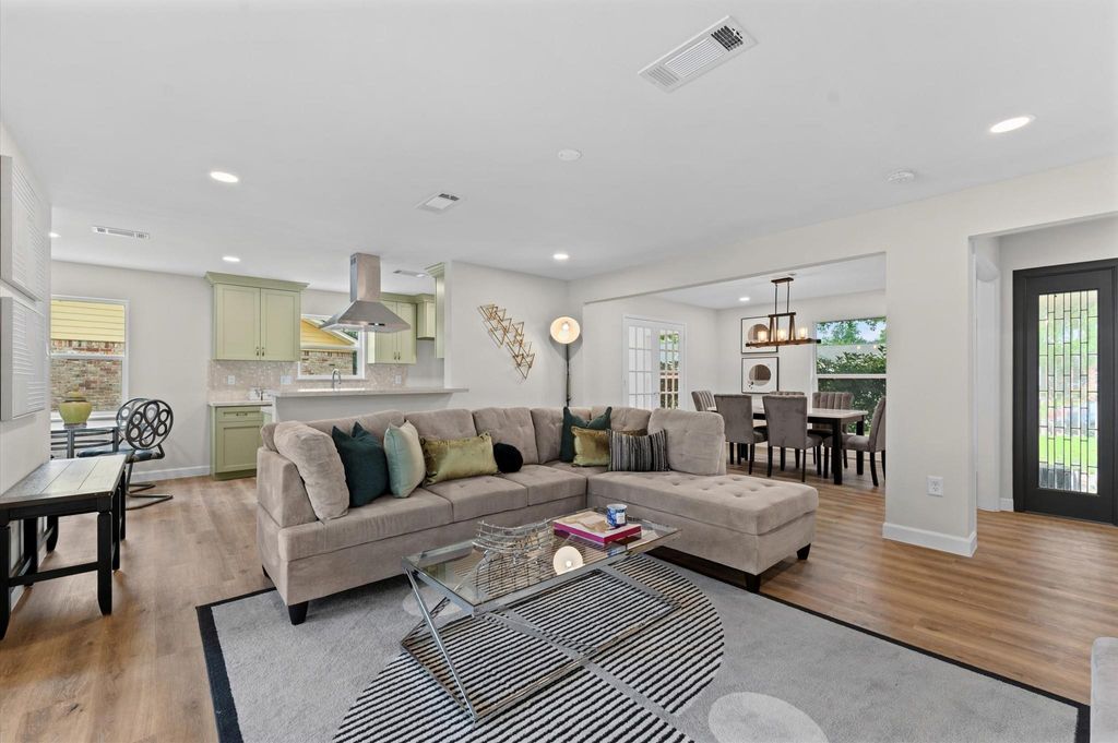 Photo of 1918 Stebbins Drive, Houston, TX 77043 (MLS # 73045773)