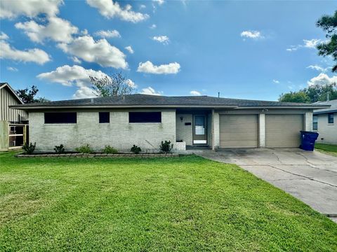 Photo of 1905 19th Avenue N, Texas City, TX 77590 (MLS # 28770694)