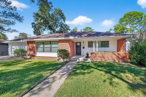 Photo of 9770 Cedardale Drive, Houston, TX 77055 (MLS # 5042542)
