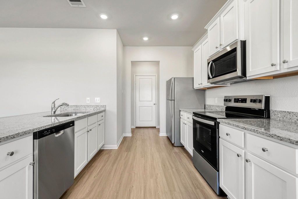 Photo of 6410 Winter Elm Street, Houston, TX 77048 (MLS # 70600309)