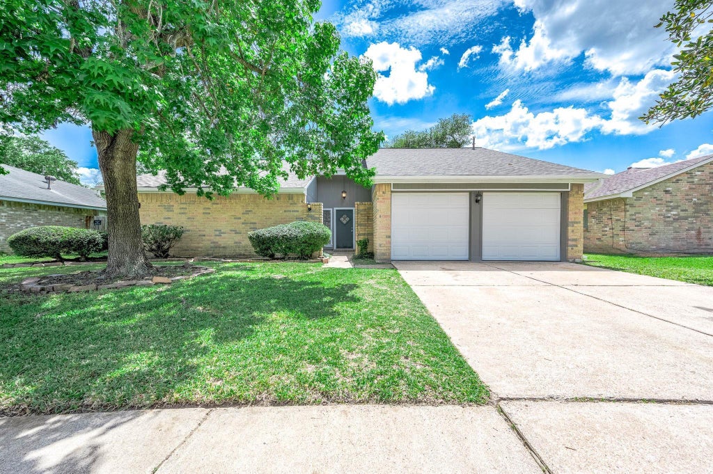 Photo of 13407 Wells River Drive, Houston, TX 77041 (MLS # 64793431)