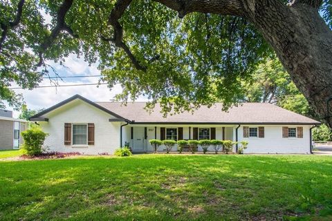 Photo of 220 Oyster Creek Drive, Lake Jackson, TX 77566 (MLS # 97999181)