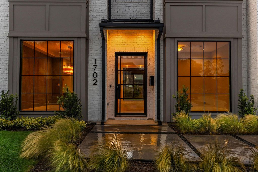 Photo of 1702 Candlelight Lane, Houston, TX 77018 (MLS # 32322403)