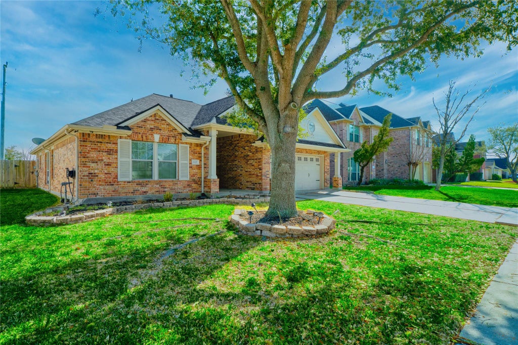 Photo of 1527 Country Club Cove Dr Dr, Baytown, TX 77521 (MLS # 18826632)