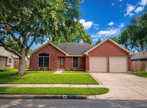 Homes For Sale - 1806 Oak Wood Drive<br/> Pearland, TX 77581
