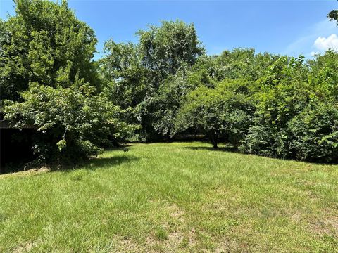 1102 N Battlebell Road Highlands TX 77562