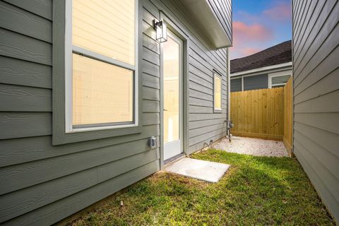 Tiny photo for 747 Dumble Street, Houston, TX 77023 (MLS # 20703246)