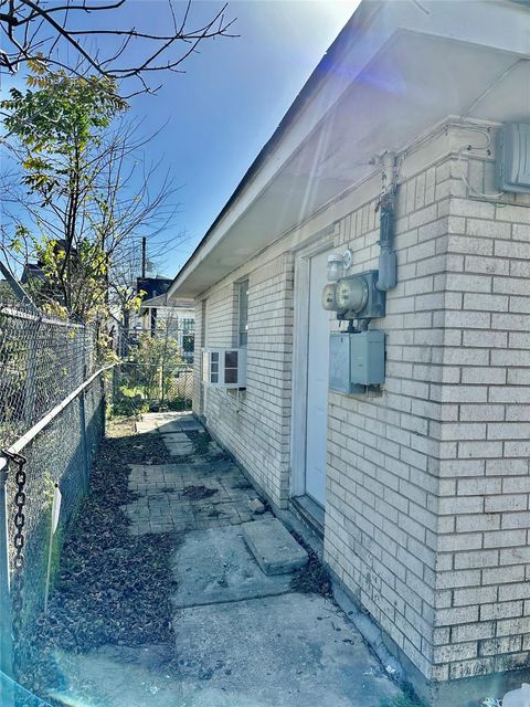 Photo of 404 James Street, Houston, TX 77009 (MLS # 10451780) Photo of 404 James Street, Houston, TX 77009 (MLS # 10451780)