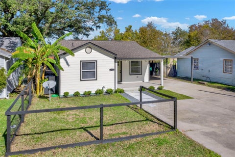 Homes For Sale - 3204 Hoover Street<br/> La Marque, TX 77568