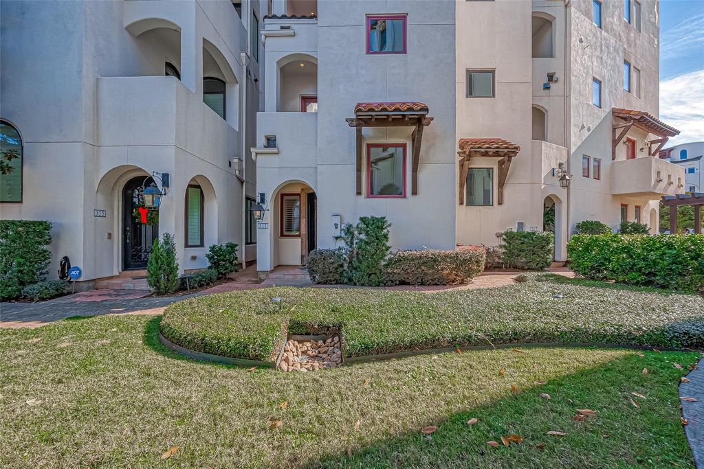 Photo of 311 Calle Sevilla Place, Houston, TX 77007 (MLS # 11427117)