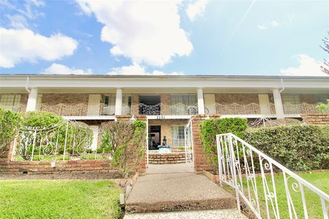 Photo of 2121 Fountain View Drive #18, Houston, TX 77057 (MLS # 54849604)