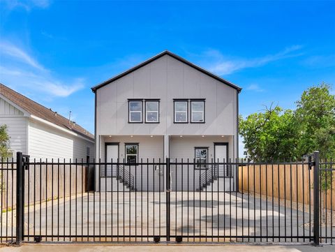 Photo of 1311 E 33rd Street, Houston, TX 77022 (MLS # 11944677)