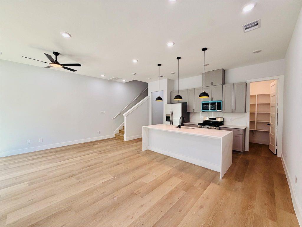 Photo of 1418 Buescher Drive, Houston, TX 77043 (MLS # 17591441)