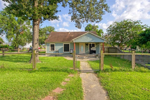 Photo of 514 Avenue B, Houston, TX 77587 (MLS # 52804256)