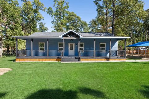Photo of 194 Pine Needle St, Onalaska, TX 77360 (MLS # 41384943)