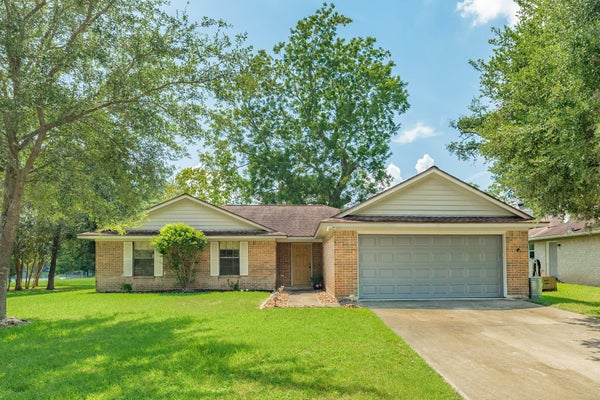 121 BOUGAINVILLEA ST, LAKE JACKSON, TX 77566 - Image feb9cbb7b647a00f0ffcf050acb02dd6/3140632399