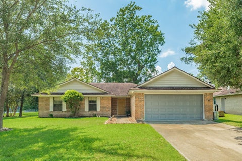 Photo of 121 Bougainvillea Street, Lake Jackson, TX 77566 (MLS # 85151001)