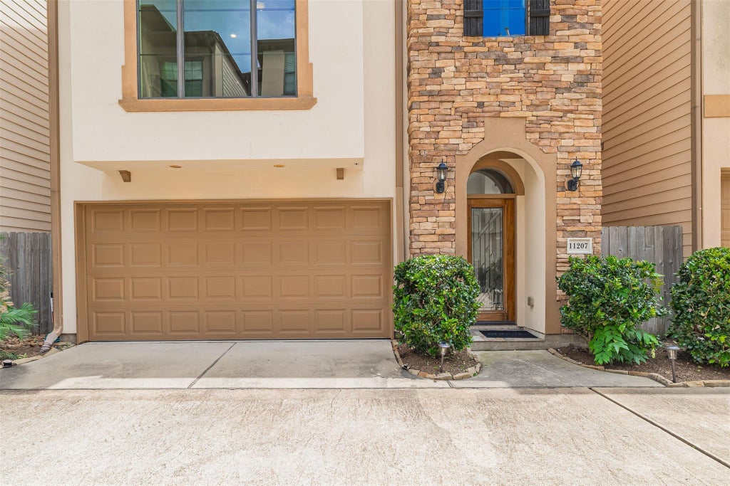 Photo of 11207 Tramonto Drive, Houston, TX 77042 (MLS # 60311367)
