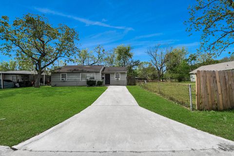 Photo of 5018 Northridge Drive, Houston, TX 77033 (MLS # 17394745)