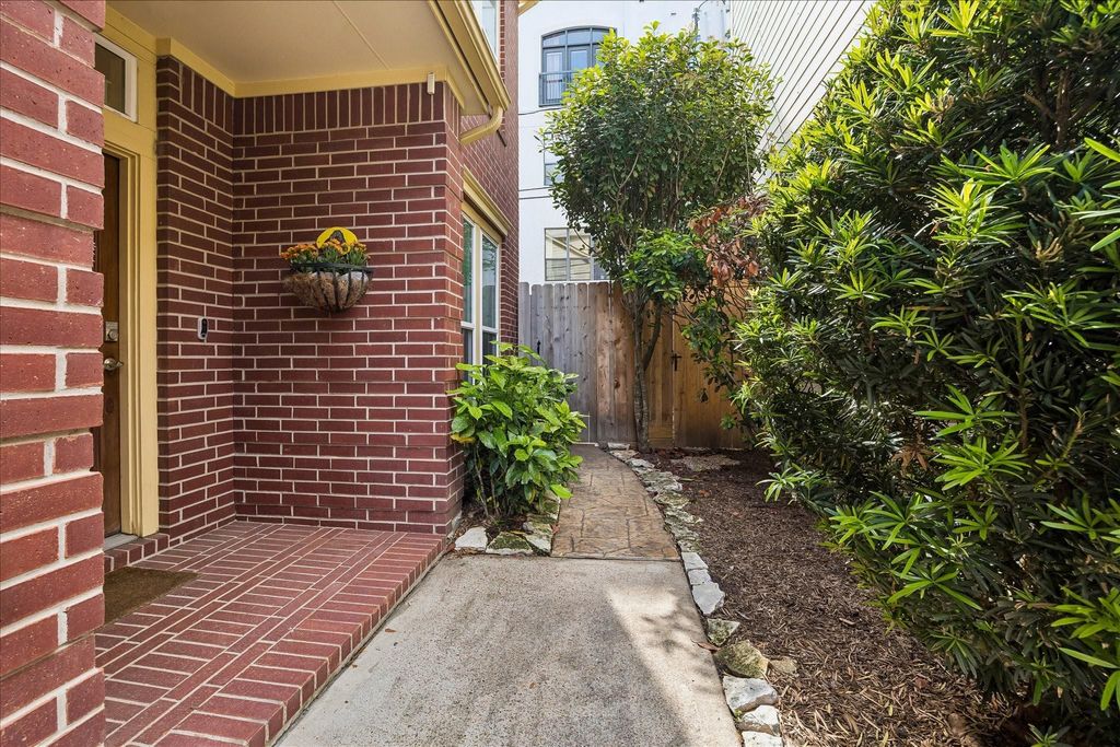 Photo of 1224 Crocker Street, Houston, TX 77019 (MLS # 80155044)