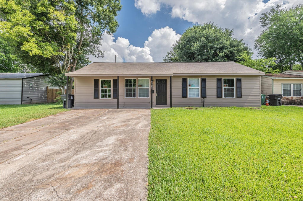 Photo of 5407 Thrush Drive, Houston, TX 77033 (MLS # 11195980)