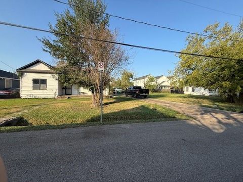Photo of 713 E 37th Street, Houston, TX 77022 (MLS # 54421875)