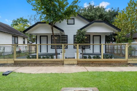 Photo of 1615 Mckee Street, Houston, TX 77009 (MLS # 87137151)