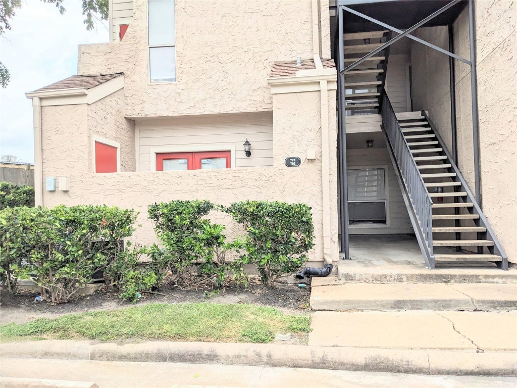 Photo of 10855 Meadowglen Lane #702, Houston, TX 77042 (MLS # 39080297)