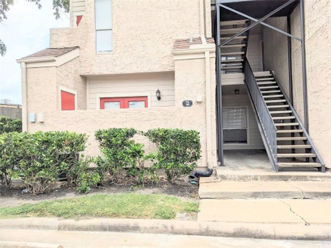 Photo of 10855 Meadowglen Lane #702, Houston, TX 77042 (MLS # 39080297)