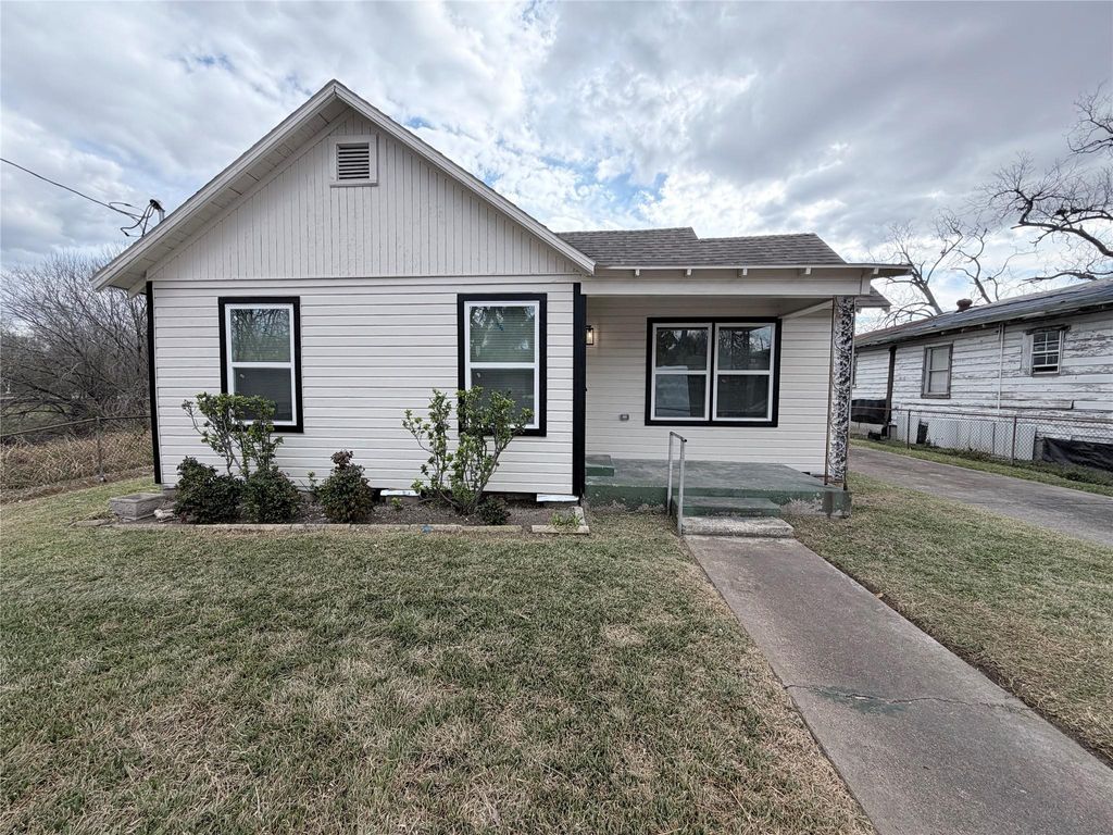 Photo of 1526 E 32nd 1/2 Street, Houston, TX 77022 (MLS # 77253808)