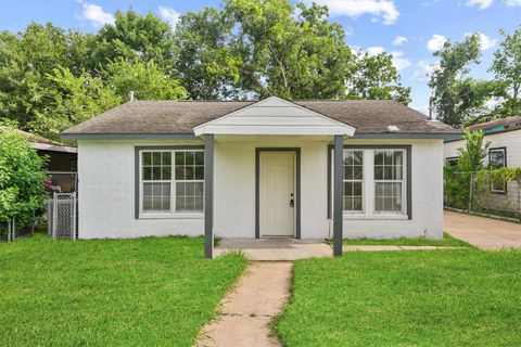 Photo of 4715 Engleford Street, Houston, TX 77026 (MLS # 44311776)