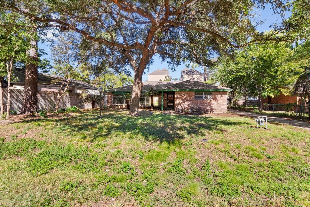 Photo of 1427 W 22nd Street, Houston, TX 77008 (MLS # 22234330)