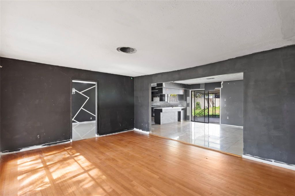 Photo of 1427 W 22nd Street, Houston, TX 77008 (MLS # 22234330)