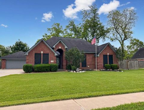 Photo of 301 Williamsburg Avenue, Clute, TX 77531 (MLS # 85207655)