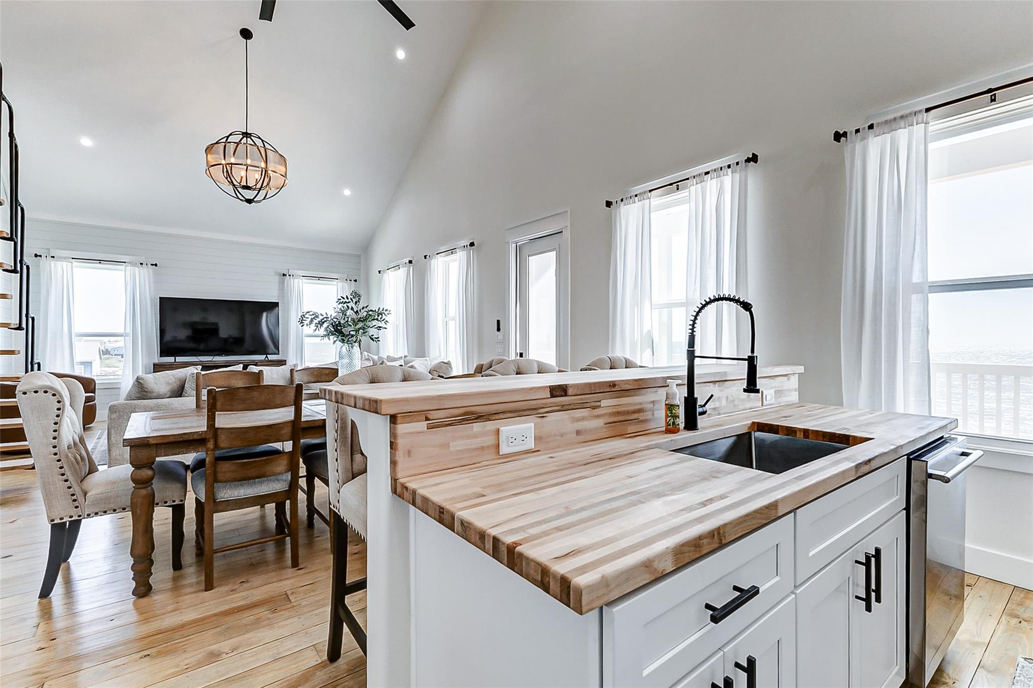 Gilchrist, Texas, 77617, United States, 3 Bedrooms Bedrooms, ,4 BathroomsBathrooms,Residential,Active,2041398