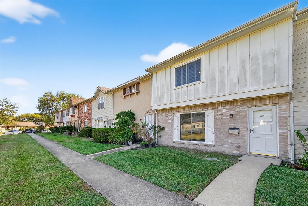 Photo of 8462 Leawood Boulevard, Houston, TX 77072 (MLS # 6933687)