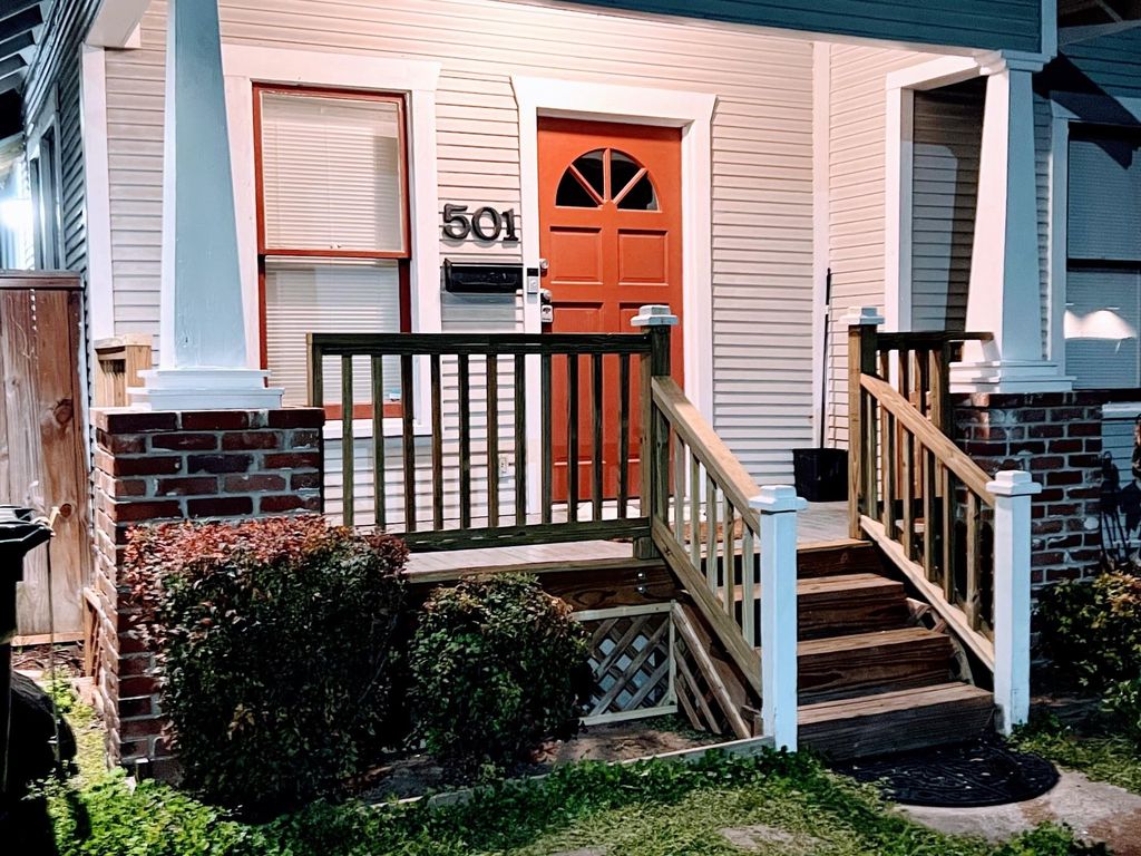 Photo of 501 E 28th Street, Houston, TX 77008 (MLS # 72048228)
