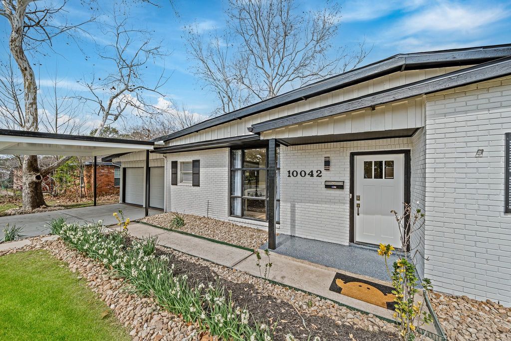 Photo of 10042 Lazy Oaks Street, Houston, TX 77080 (MLS # 92775266)
