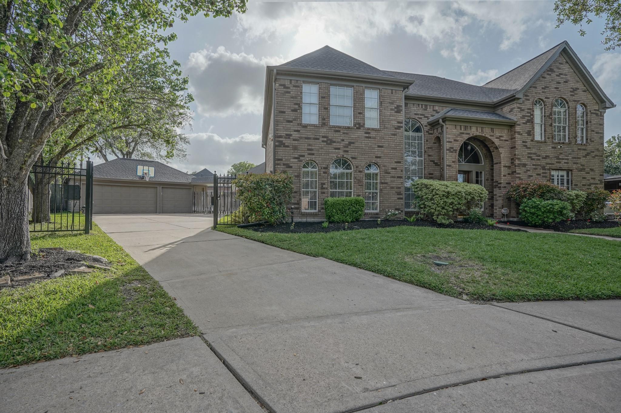2108 Lakeway Drive
