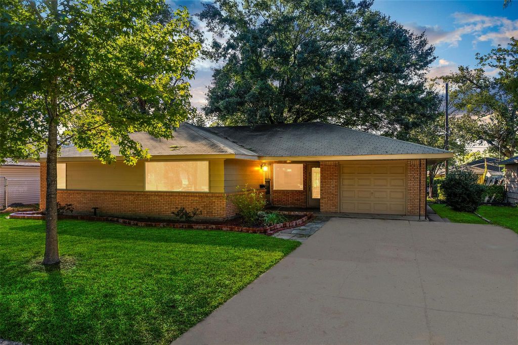 Photo of 4413 W 43rd Street, Houston, TX 77092 (MLS # 93293971)