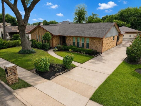 Photo of 950 W Donovan Street, Houston, TX 77091 (MLS # 54082943)