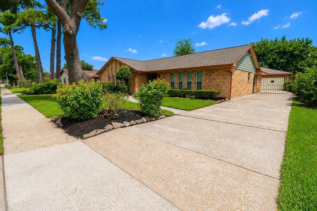 Photo of 950 W Donovan Street, Houston, TX 77091 (MLS # 54082943)