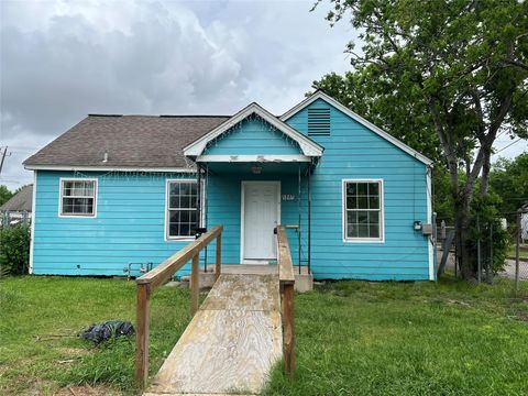 Homes For Sale - 5745 Newport Street<br/> Harris County, Houston, TX 77023