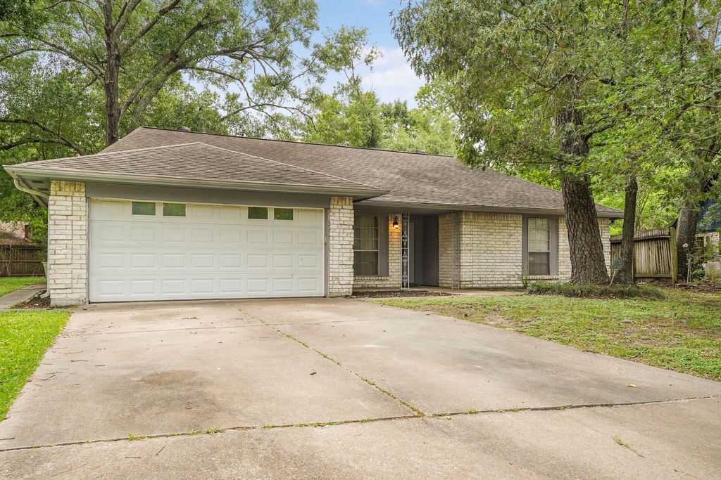 Photo of 1998 Lake Creek Drive, Houston, TX 77339 (MLS # 5408070)