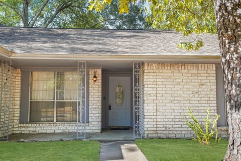 Photo of 1998 Lake Creek Drive, Houston, TX 77339 (MLS # 5408070)