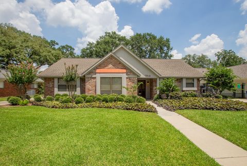 Photo of 7918 Fairdale Lane, Houston, TX 77063 (MLS # 34986778)